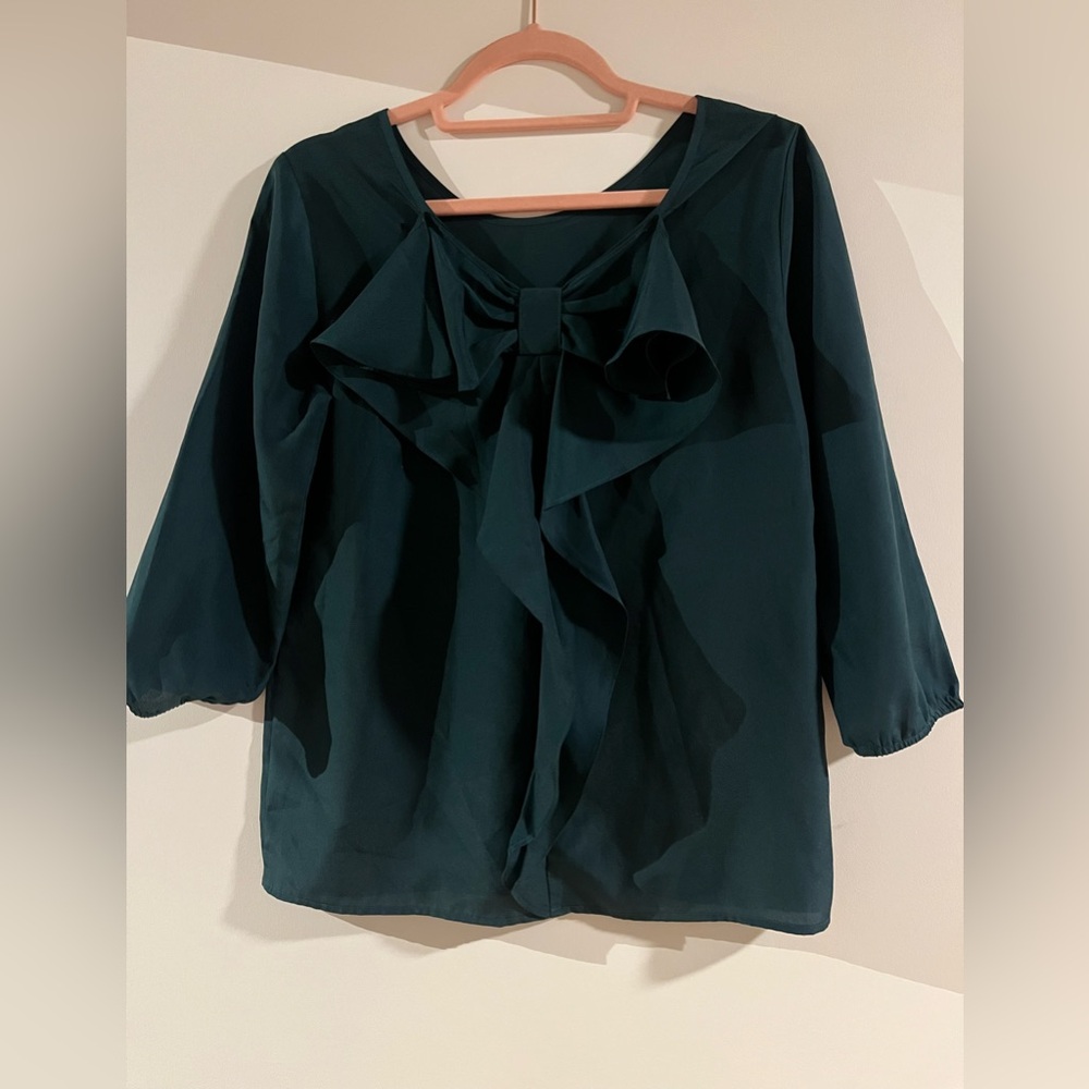 Emerald bow accent back 3/4 blouse
